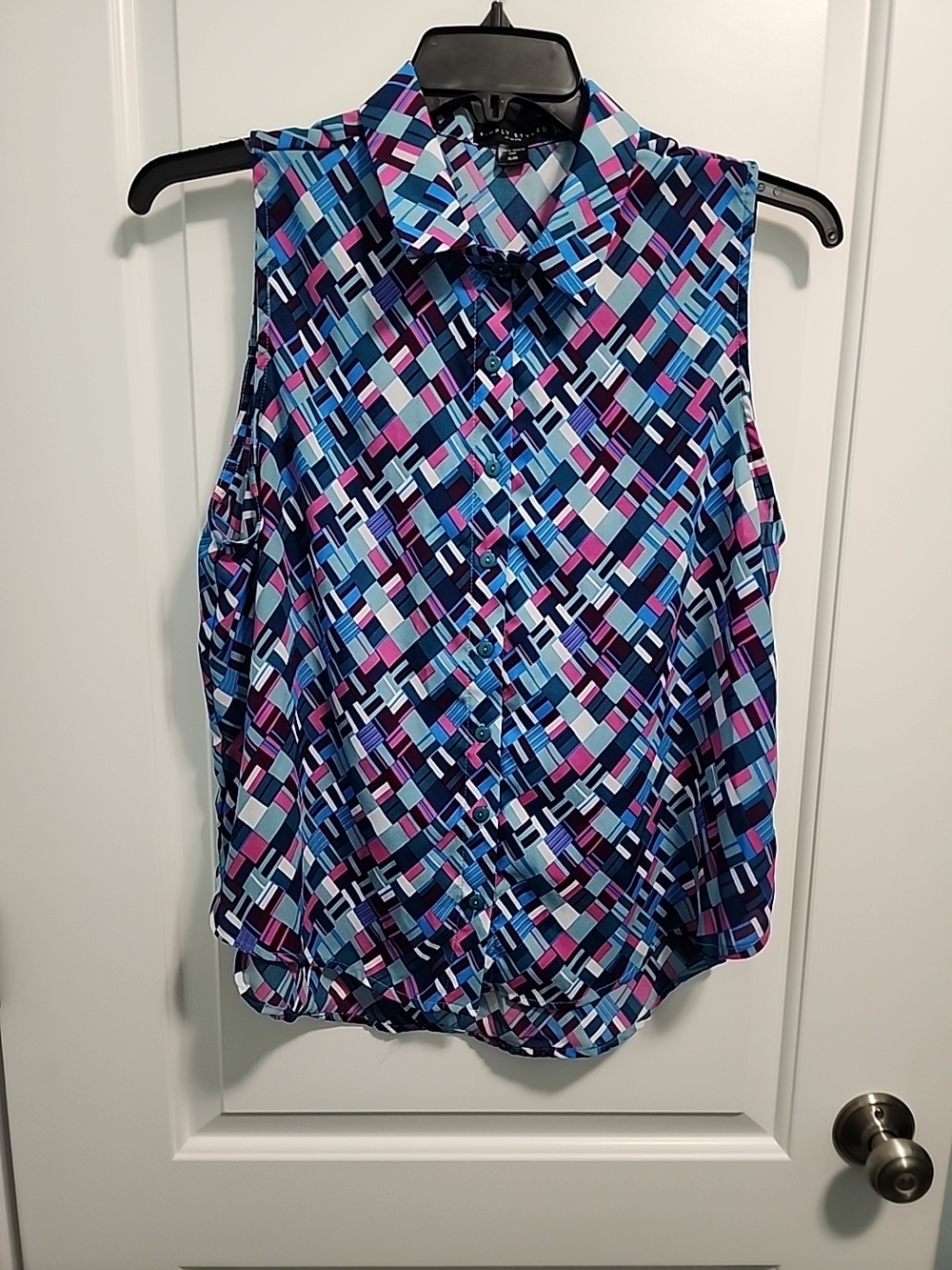 Simply Styled Sleeveless Geometric Button-Up Top in Blue and Purple
